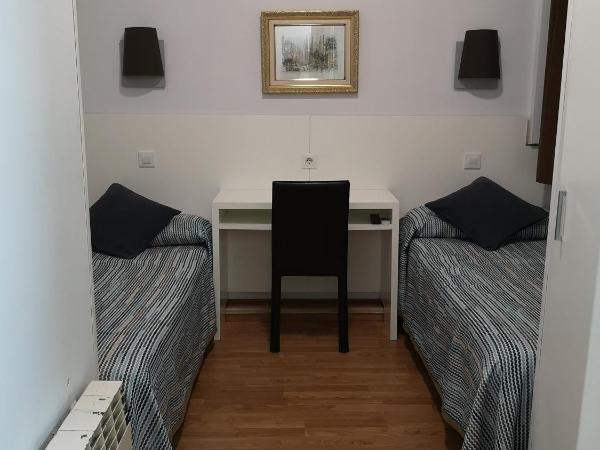 Hostal Lesseps : photo 3 de la chambre petite chambre lits jumeaux