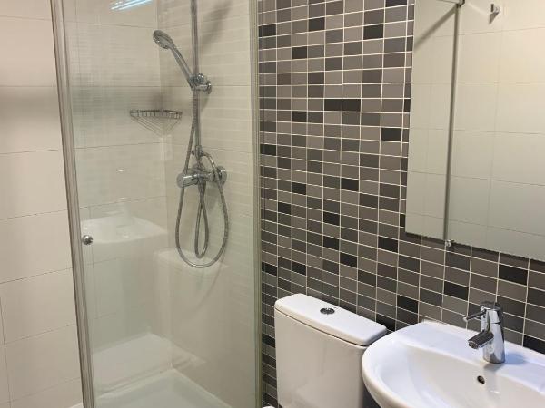 Hostal Falfes : photo 9 de la chambre chambre double ou lits jumeaux avec salle de bains privative