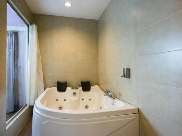 Raintree Hotel : photo 1 de la chambre suite avec jacuzzi