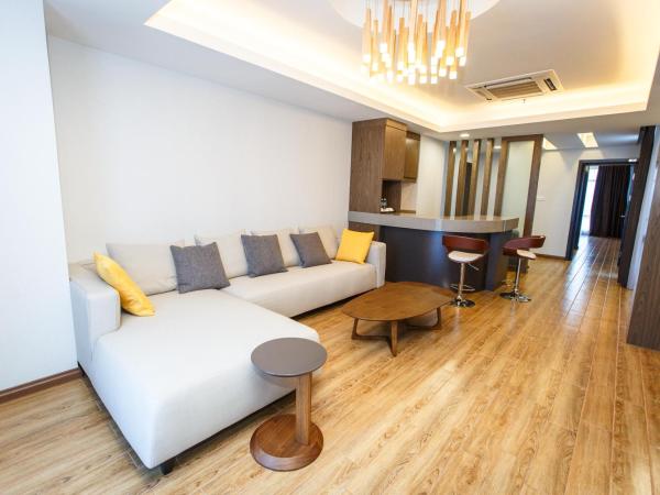 Lintas Platinum Hotel : photo 2 de la chambre suite lit king-size