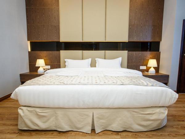 Lintas Platinum Hotel : photo 4 de la chambre suite lit king-size