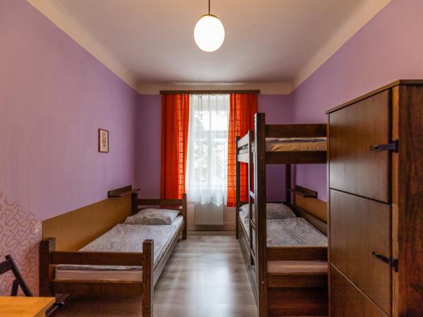 Hostel Dakura : photo 3 de la chambre chambre triple avec salle de bains commune