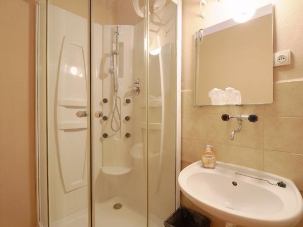 Hostel Dakura : photo 6 de la chambre chambre double avec douche privative