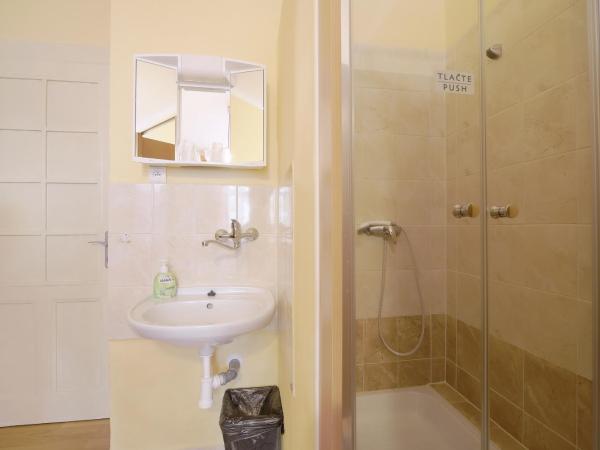 Hostel Dakura : photo 7 de la chambre chambre double avec douche privative