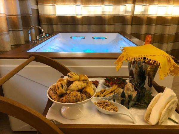Villa Domus Salento Suites & Rooms con parcheggio privato in loco : photo 1 de la chambre suite deluxe avec baignoire spa