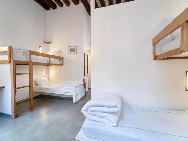 MIJE MARAIS Hostel : photo 1 de la chambre lit simple dans dortoir pour hommes