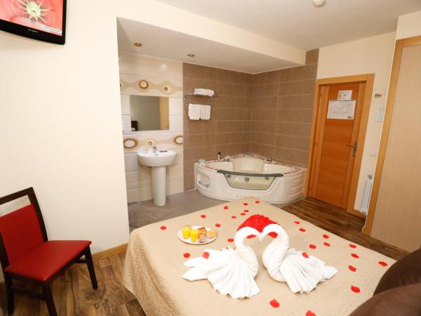Hostal Conde David : photo 4 de la chambre suite avec baignoire spa