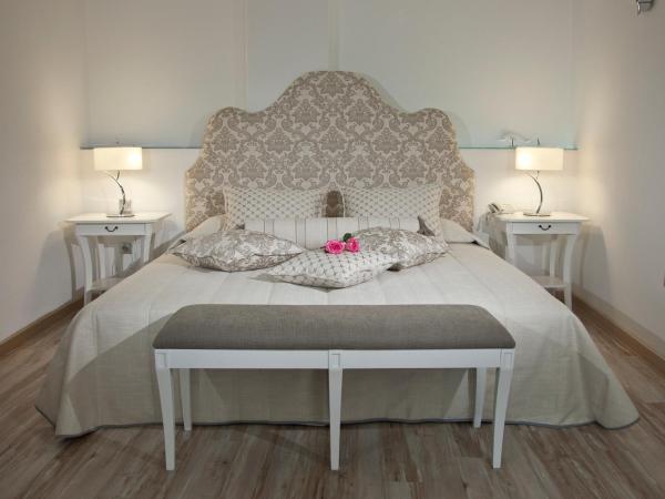 Delfini Villas : photo 4 de la chambre suite exécutive - bain à remous et vue sur caldera