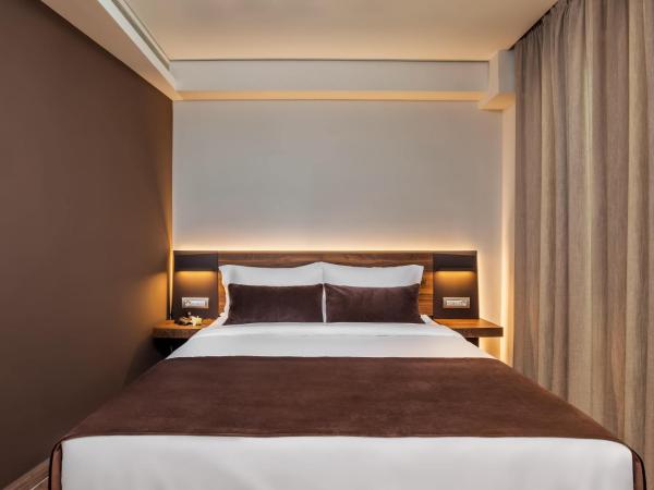 Imperial Plus Urban Smart Hotel Thessaloniki : photo 3 de la chambre hébergement deluxe lit king-size - vue sur court arrière