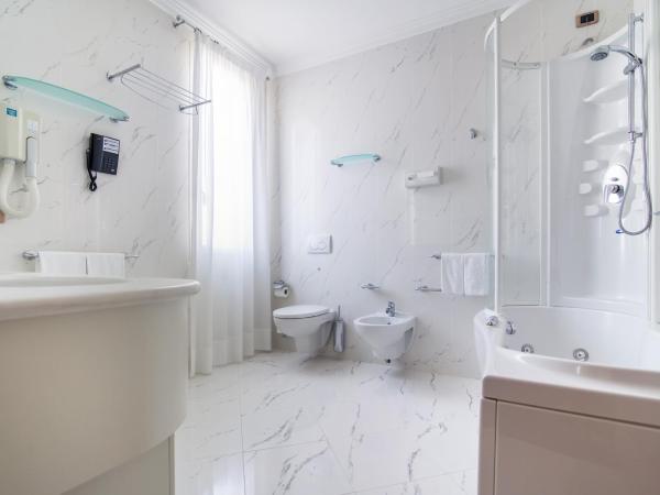 Casa Bianca Al Mare : photo 2 de la chambre chambre double ou lits jumeaux supérieure - vue sur jardin