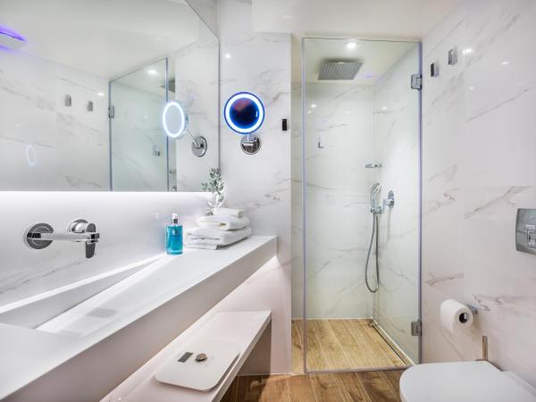 Imperial Plus Urban Smart Hotel Thessaloniki : photo 7 de la chambre suite familiale communicante avec lit simple + lits jumeaux - vue sur ville