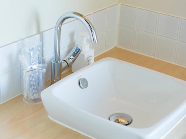 The Share Hotels Lyuro Tokyo Kiyosumi : photo 5 de la chambre chambre privée avec lits superposés et salle de bains commune - vue sur rivière