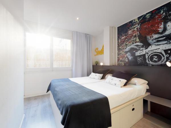 Free Hostels Barcelona : photo 1 de la chambre chambre double avec balcon