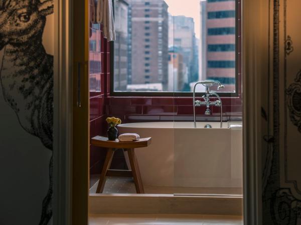 Kimpton Hotel Monaco Philadelphia, an IHG Hotel : photo 4 de la chambre chambre lit king-size premium avec baignoire et douche à l'italienne