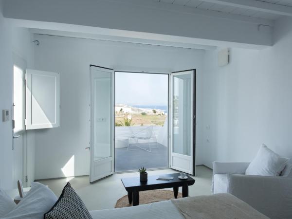 Ostraco Suites : photo 9 de la chambre chambre deluxe avec bain à remous extérieur - vue sur mer