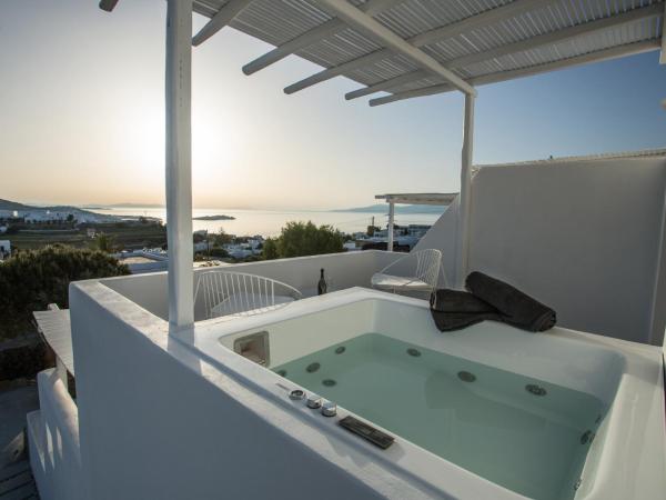 Ostraco Suites : photo 10 de la chambre chambre deluxe avec bain à remous extérieur - vue sur mer