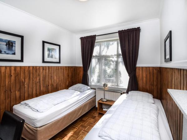 Guesthouse Aurora : photo 9 de la chambre chambre double ou lits jumeaux avec salle de bains commune