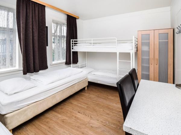 Guesthouse Aurora : photo 1 de la chambre chambre familiale avec salle de bains commune