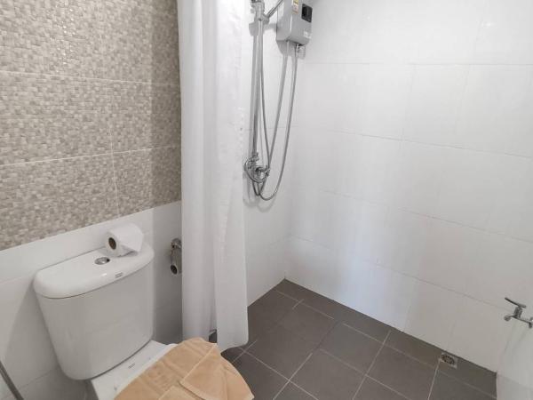 Bann Tawan Hostel Chiang Rai : photo 4 de la chambre chambre double deluxe avec balcon