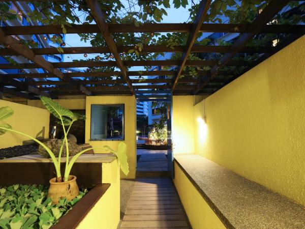 Furama RiverFront : photo 8 de la chambre hébergement thème club avec cour