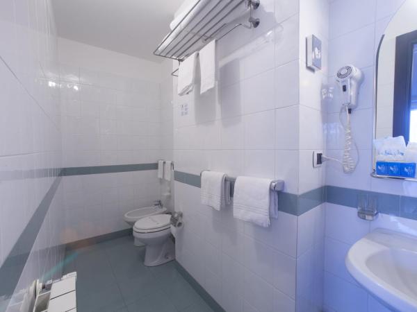 Hotel Tirreno : photo 5 de la chambre chambre triple