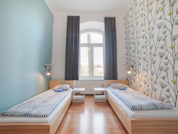 Atlantis Hostel : photo 4 de la chambre chambre lits jumeaux avec salle de bains commune