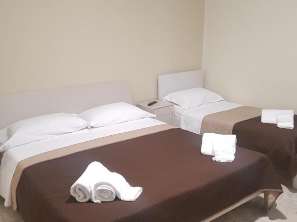 Hotel Emmy : photo 1 de la chambre chambre triple Économique avec salle de bains commune