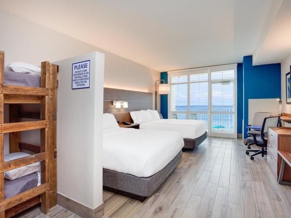 Holiday Inn Express & Suites Panama City Beach Beachfront, an IHG Hotel : photo 3 de la chambre standard queen room with oceanfront