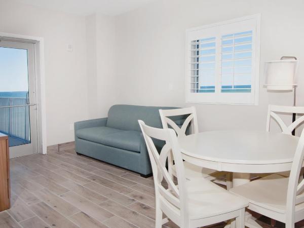 Holiday Inn Express & Suites Panama City Beach Beachfront, an IHG Hotel : photo 2 de la chambre queen suite with bunk bed and wrap around balcony - gulf front