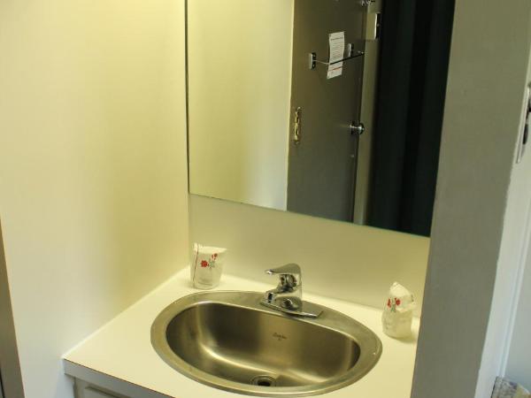 Résidences Université Laval : photo 2 de la chambre chambre double standard avec salle de bains commune