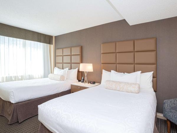 Best Western Premier Chateau Granville Hotel & Suites & Conference Centre : photo 1 de la chambre suite avec lits multiples, balcon et canapé-lit - non-fumeurs