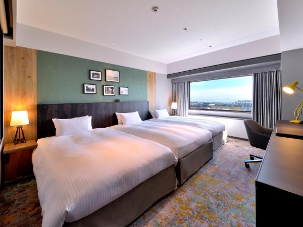 Kobe Portopia Hotel : photo 3 de la chambre main building 24f premier twin room with extra bed