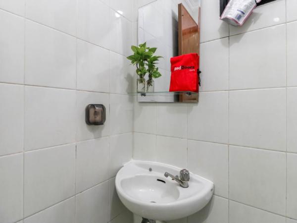 RedDoorz Plus near Trisakti University : photo 5 de la chambre chambre double reddoorz