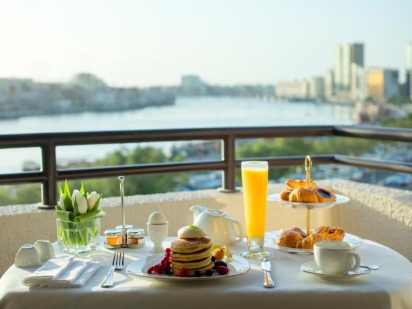 Radisson Blu Hotel, Dubai Deira Creek : photo 5 de la chambre chambre exécutive avec balcon et accès au salon - comprend une navette gratuite pour kite beach, dubai mall / burj khalifa