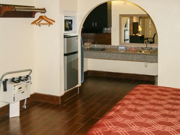 Econo Lodge Inn & Suites West - Energy Corridor : photo 2 de la chambre suite lit king-size – non-fumeurs