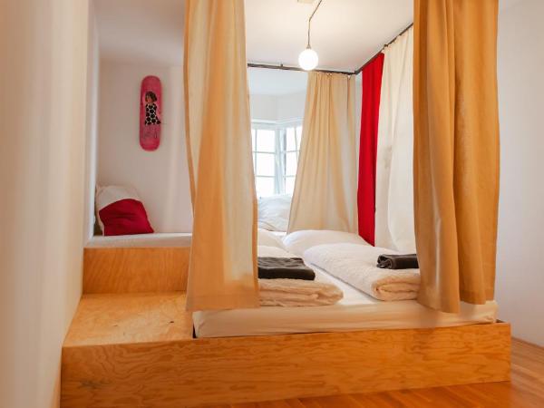 Montagu Hostel : photo 1 de la chambre chambre double avec salle de bains commune