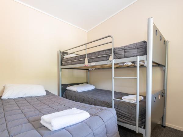 Blue Lake TOP 10 Holiday Park : photo 4 de la chambre two-bedroom self-contained cabin