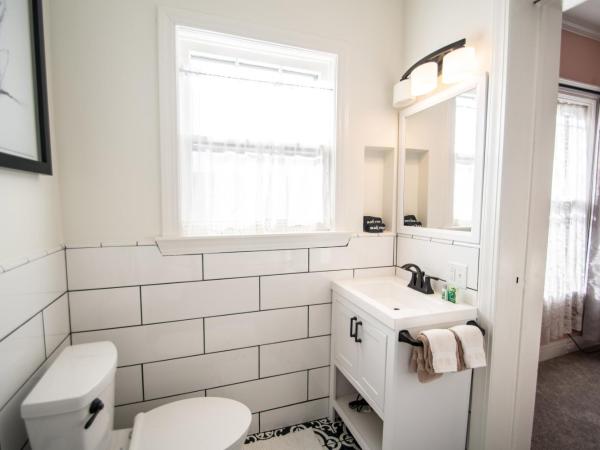 Looking Glass Inn : photo 9 de la chambre king room (rose)