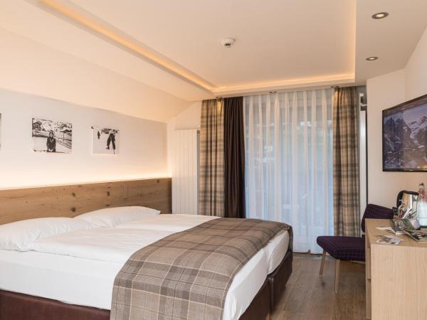 Hotel Bella Vista Zermatt : photo 4 de la chambre chambre double chalet avec balcon - vue sur cervin