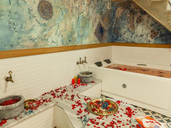 Lord Morgan & Exclusive Design Nişantaşı : photo 3 de la chambre suite lit queen-size avec bain turc et baignoire spa