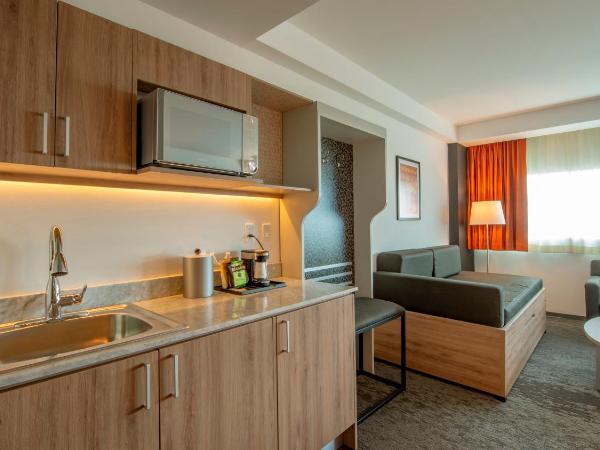 Holiday Inn & Suites - Merida La Isla, an IHG Hotel : photo 3 de la chambre suite lit king-size