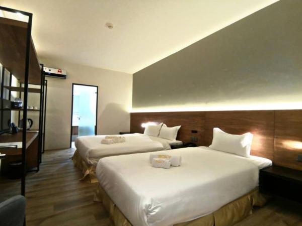 Roxy Hotel Padungan : photo 1 de la chambre chambre triple