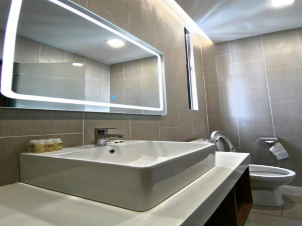 Roxy Hotel Padungan : photo 6 de la chambre chambre triple