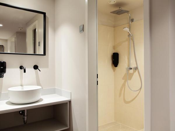 Maverick Urban Lodge : photo 5 de la chambre lit dans dortoir mixte de 4 lits avec salle de bains privative