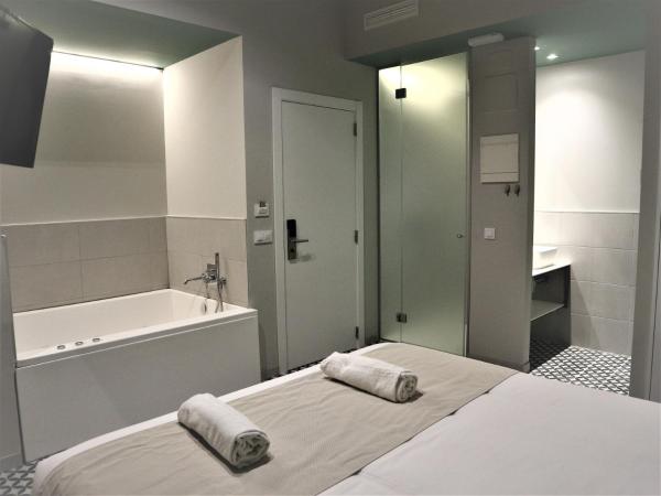 YOU & CO. Quart Boutique : photo 1 de la chambre chambre double avec baignoire spa