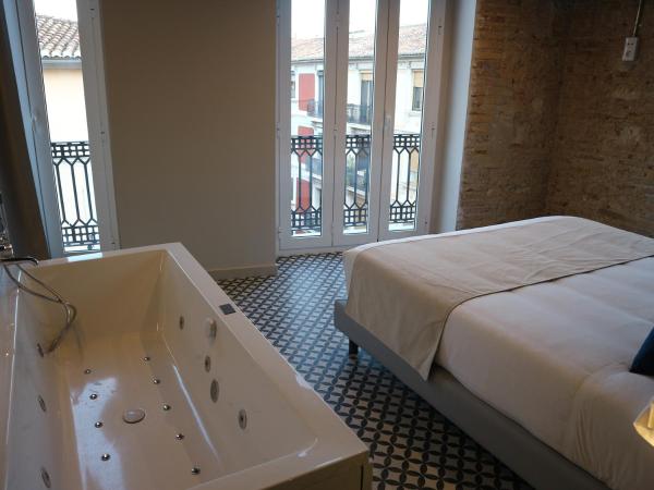 YOU & CO. Quart Boutique : photo 5 de la chambre suite avec jacuzzi