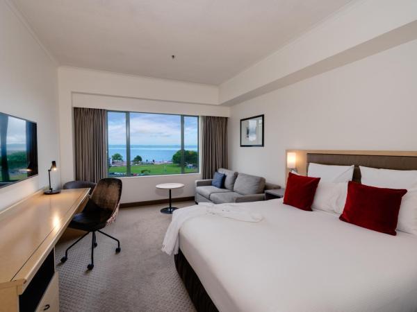 Novotel Rotorua Lakeside : photo 2 de la chambre chambre lit king-size supérieure avec vue sur le lac