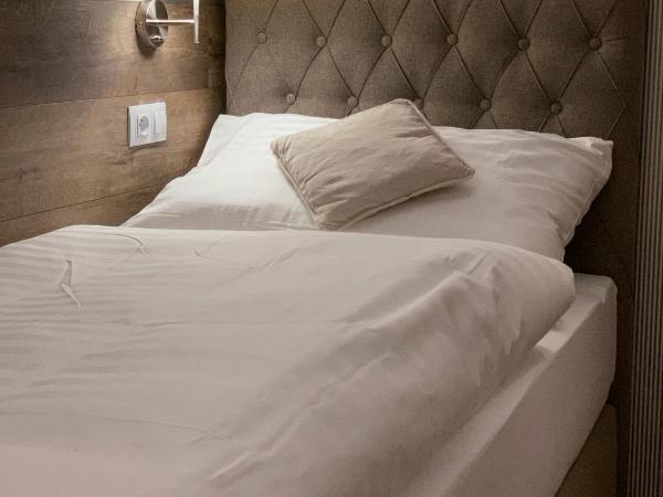 Pension Vzhůru nohama Jáchymov : photo 2 de la chambre chambre quadruple avec balcon