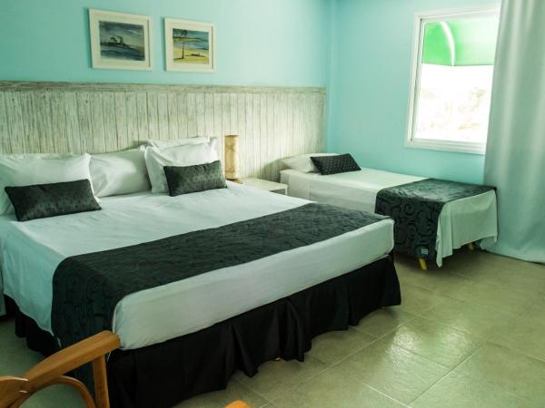 Farol de Itapuã Praia Hotel : photo 2 de la chambre chambre triple supérieure