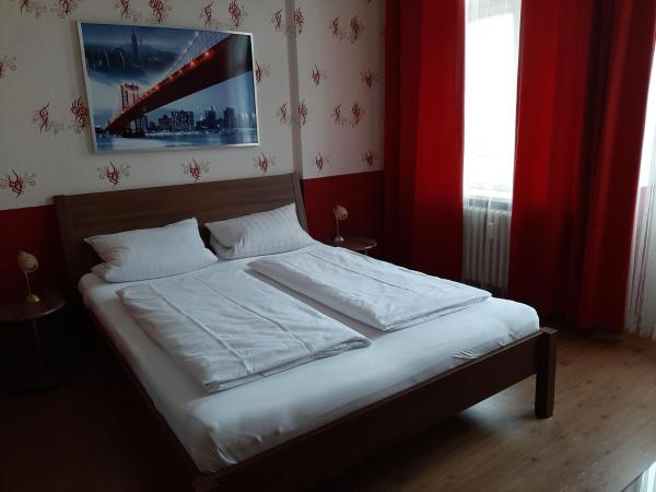 Hotel-Pension Charlottenburg : photo 1 de la chambre chambre double avec balcon